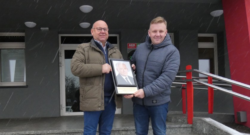 Wylicytowali Kaczyńskiego. Pieniądze już na koncie WOŚP, a wzgardzony portret w rękach zwycięzców