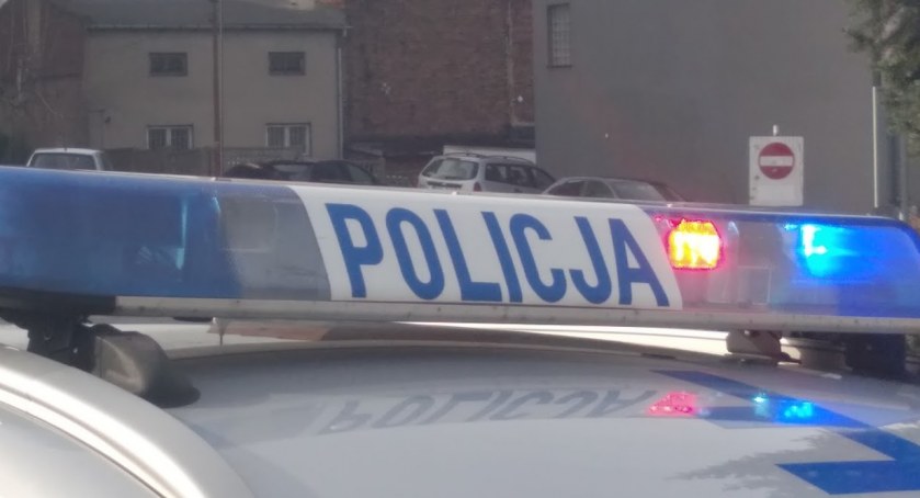 W miejscowości Piaski samochód uderzył w ogrodzenie. Strażacy rozcięli auto