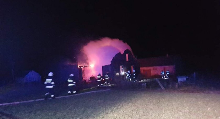 Pięć jednostek straży przez trzy godziny gasiło pożar pustostanu w Przydatkach Przybyszowskich