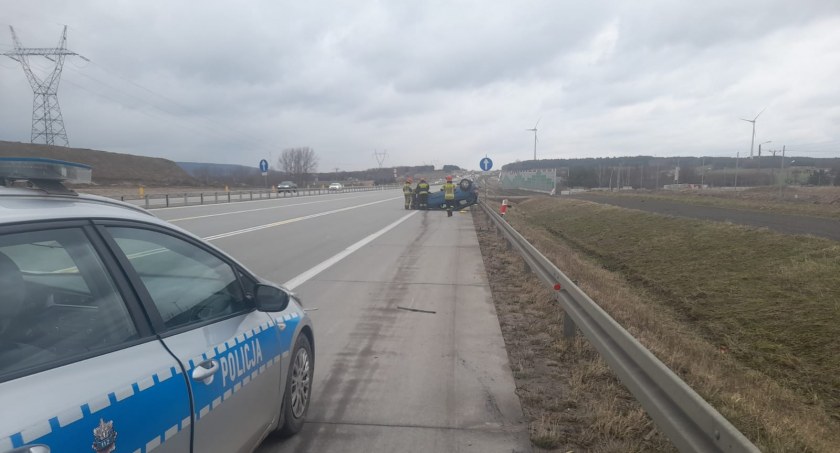 40-latek zasnął za kierownicą. Kierowca renault uderzył w kię, kia w bariery