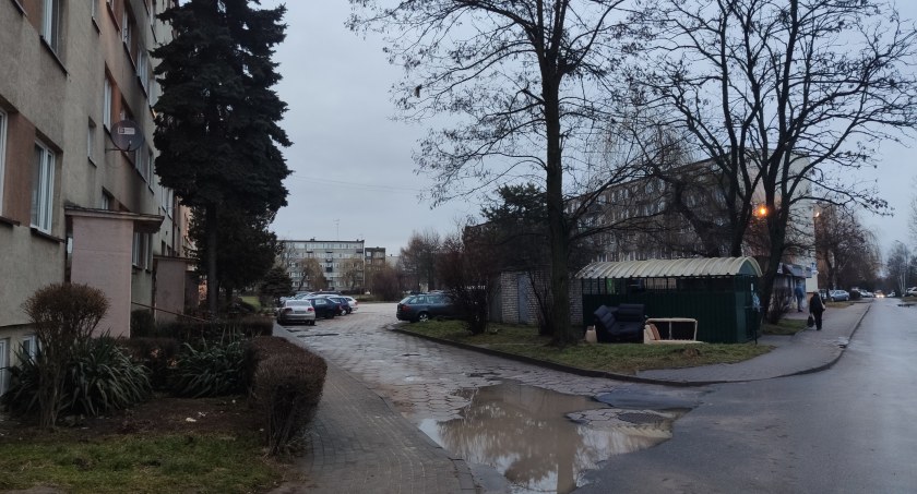 Słaba segregacja w blokach. Tam wciąż do zmieszanych trafia to, co nie powinno