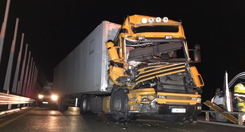 Kierowca jednego TIR-a jechał zbyt blisko drugiego i nie zdążył wyhamować. Doszło do zderzenia