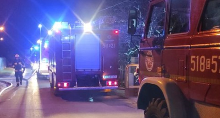 Pożar pustostanu na Strażackiej. To było podpalenie. Uratowano mienie o wartości 20 tys. zł