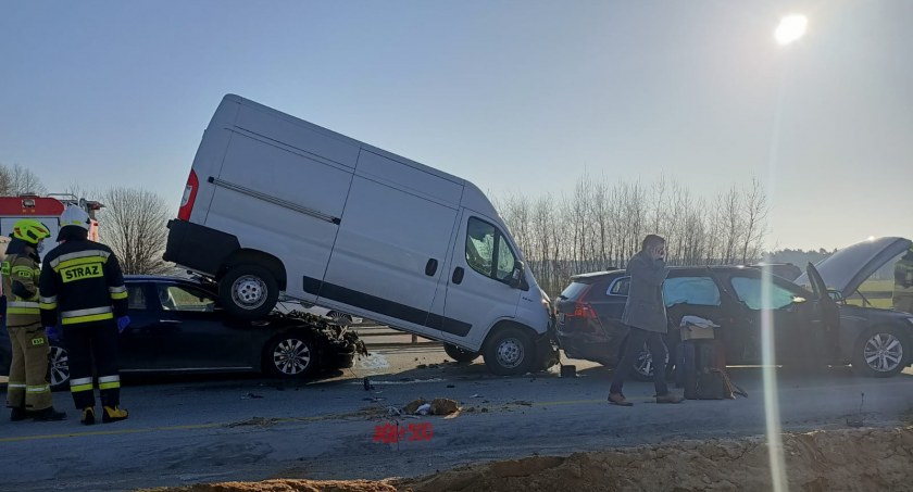 Zderzenie trzech samochodów na A1. Nitka na Katowice zablokowana. Strażacy i policja są już na miejscu