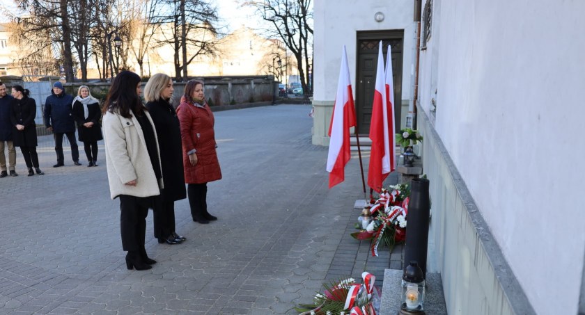 Poseł, starosta, sekretarz miasta i radna oddały hołd żołnierzom w 80. rocznicę utworzenia AK