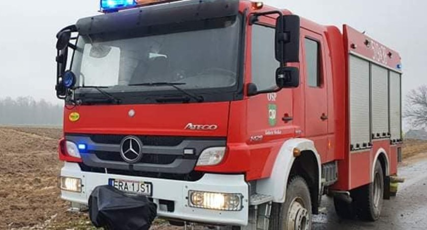 Strażacy usuwali powalone drzewa, a ci z Kobiel od rana zasilają prądem aparaturę podtrzymującą życie