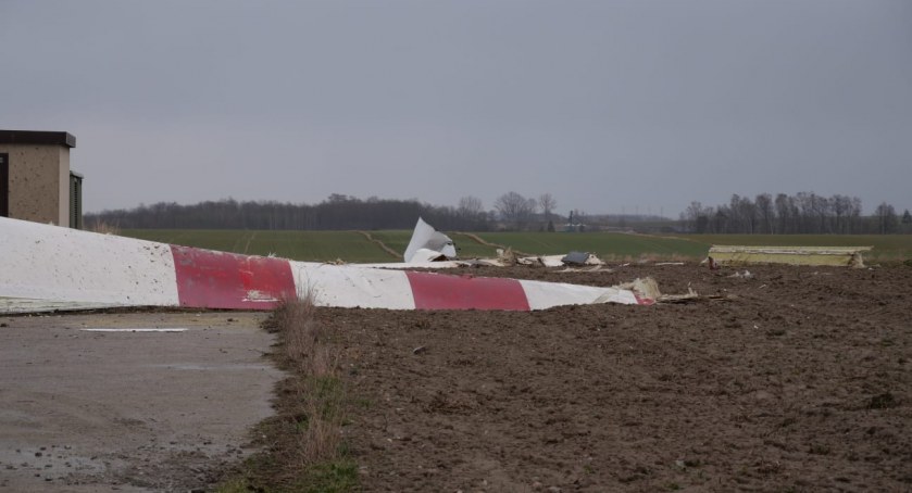 [Wideo i zdjęcia] Silne podmuchy wiatru urwały śmigła z wiatraka w Dmeninie w gminie Kodrąb