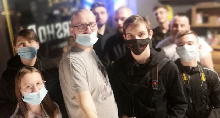 Jak pokazać na zdjęciach pracę barbera? Uczyli się tego najmłodsi uczestnicy warsztatów fundacji foto Pozytyw