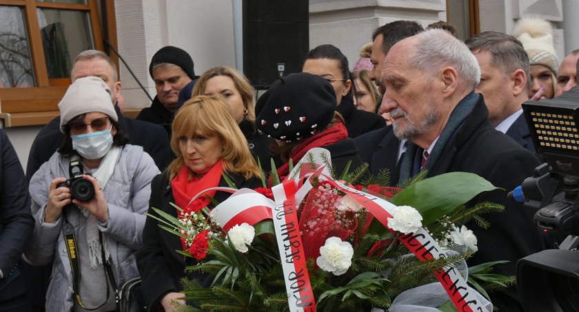[Zdjęcia] Dworzec PKP w Radomsku oficjalnie imienia Warszyca. Odsłonięto i poświęcono tablicę Stanisława Sojczyńskiego