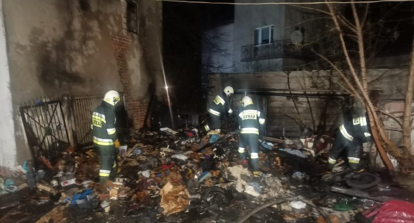 Pożar przy ulicy Warszawskiej. Spalił się budynek gospodarczy. Z ogniem walczyły cztery zastępy straży.