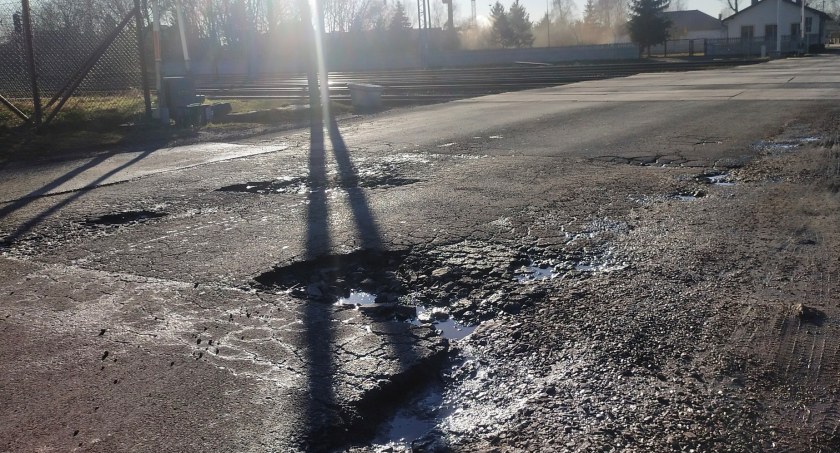 Radny Kamil Bugdal zabiega w PKP o naprawę nawierzchni przejazdu kolejowego na ul. Kraszewskiego