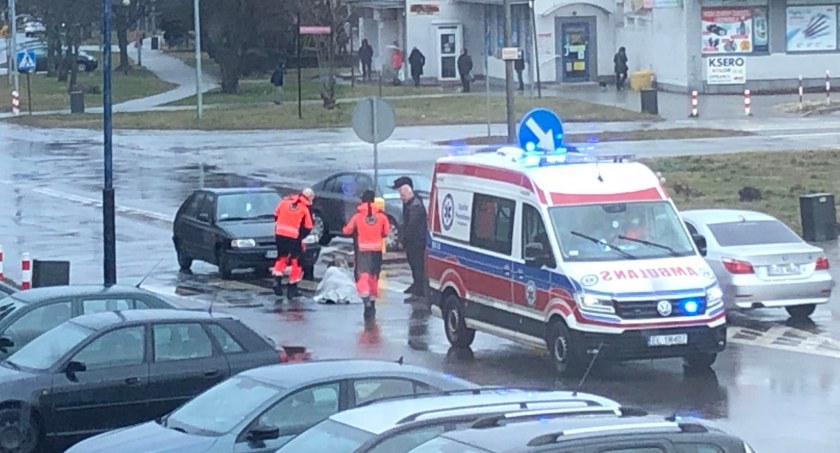 Potrącenie 73-letniej kobiety na przejściu dla pieszych przez 50-letniego kierowcę skody