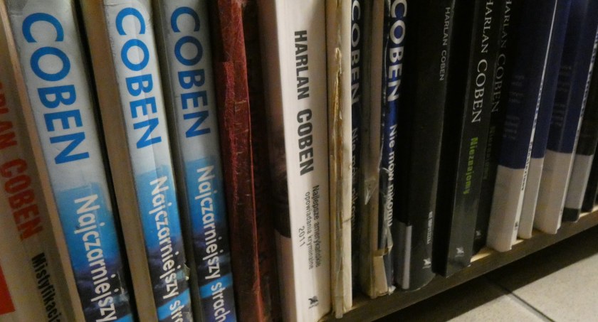 W bibliotece czytelników może mniej, za to czytają więcej