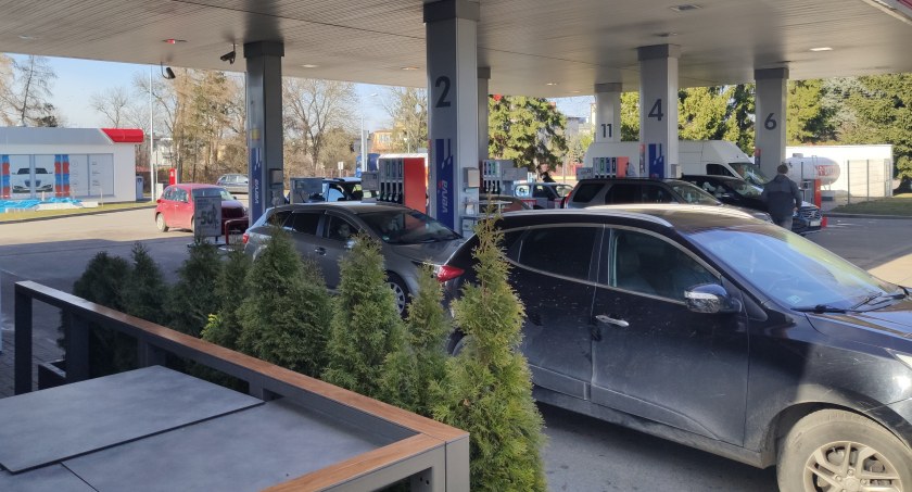 Na stacjach paliw ustawiają się kolejki. - Do wieczora może już nie być paliwa - mówi pracownik jednej z nich