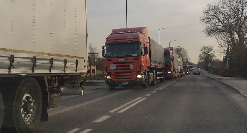 Sznur TIR-ów przejeżdża przez miasto po zderzeniu dwóch ciężarówek na A1