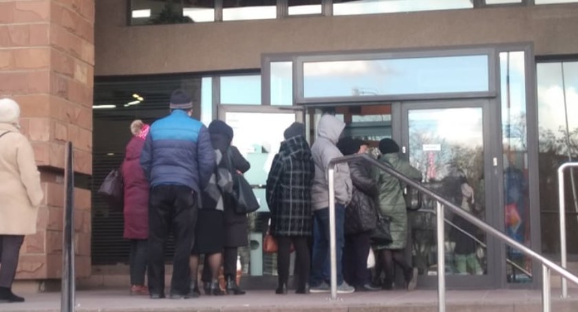 Kolejki przed bankami, puste bankomaty, limity wypłat. NBP zapewnia: pieniędzy nie zabraknie