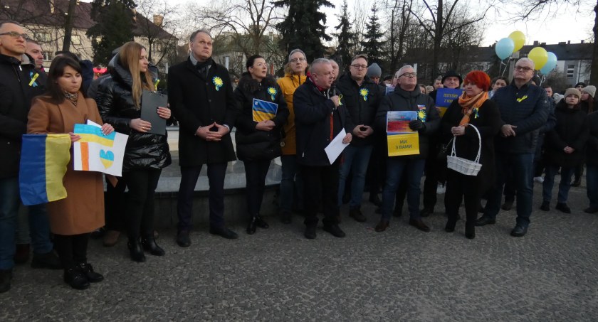 W duchu solidarności z Ukrainą i jej obywatelami: wiec poparcia  w Radomsku 