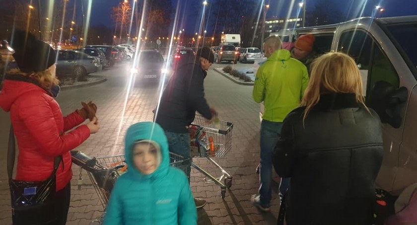 Poczekajcie, o makaronach zapomniałem. Zaraz wrócę. Mężczyzna drugi raz wchodzi do sklepu. Bo chce choć trochę pomóc Ukraińcom