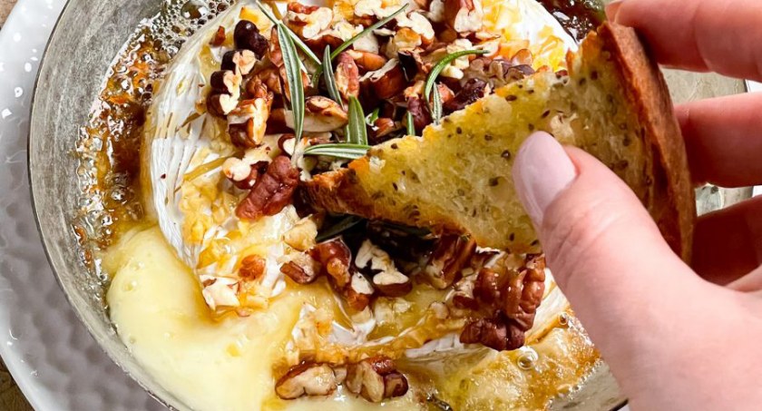 Pieczony camembert, rozkosznie ciągnący się ser. Przepisy Kasi Nowickiej [PlateByKate.com] 