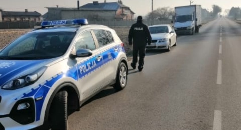Mercedes omijał autobus, a BMW wyprzedzał mercedesa, doszło do kolizji. Obaj kierowcy zapłacili mandaty