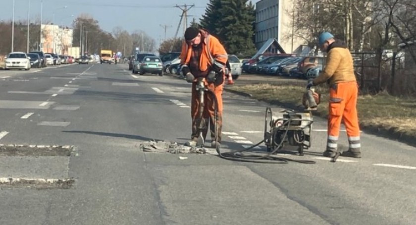 Rozpoczęło się łatanie dziur w drogach. Drogowcy jeszcze długo będą mieli co robić