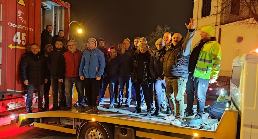 [Wideo] Radomszczanie pomagają. Pełny TIR ruszył w nocy sprzed siedziby Koalicji Obywatelskiej do Ukrainy