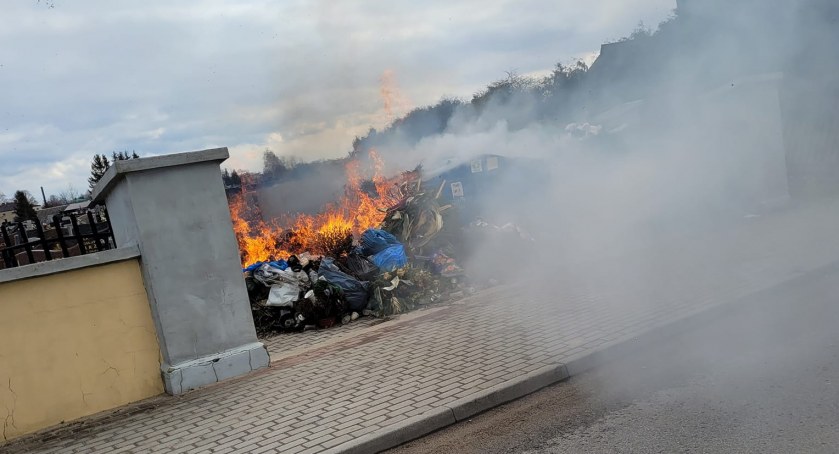 Pożar śmieci na cmentarzu w Kobielach Wielkich. Trzeba patrzeć, co wyrzuca się do kontenera