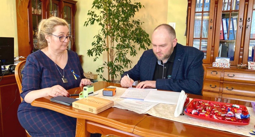 Uczniowie i nauczyciele Drzewniaka będą się szkolić z projektowania mebli w specjalnym programie