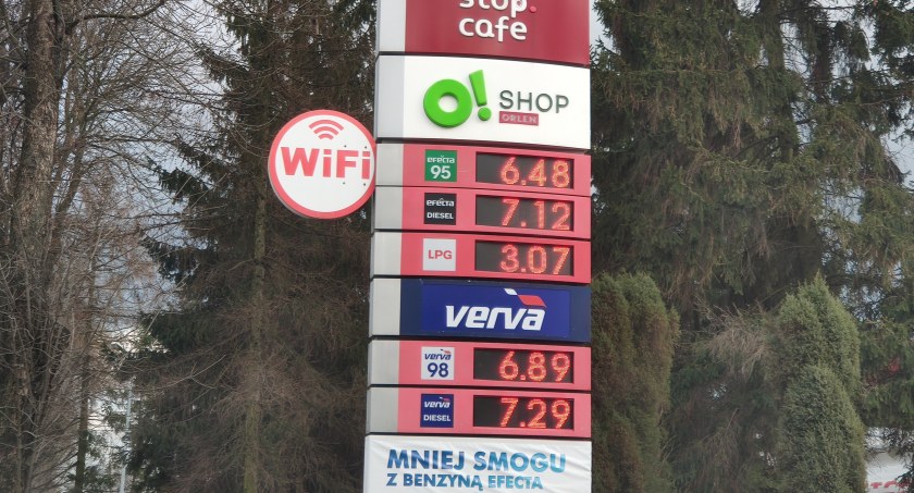 Rano diesel kosztował mniej niż 7 złotych. W kilka godzin zdrożał o kilkadziesiąt groszy. I to nie koniec - słyszmy na jednej ze stacji