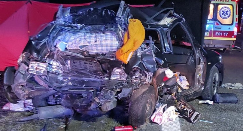 Tragiczny wypadek między Łowiczem a Łodzią. Zginęły trzy osoby. Fiatem stilo jechali obywatele Ukrainy