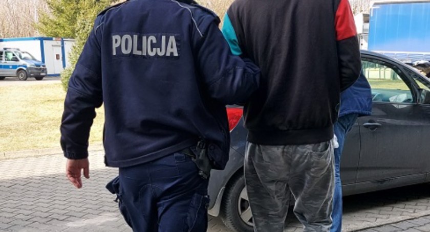 21-latek okradł sklep przy Leszka Czarnego, poszarpał ekspedientkę i uciekł. Szybko wpadł