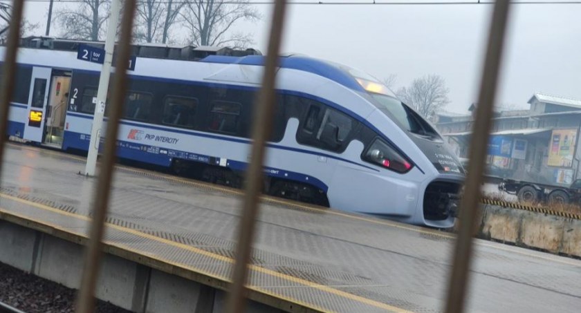 [Czytelnicy piszą] Ludzie chcą i powinni godnie podróżować. Technologia jest OK, ale na siłę