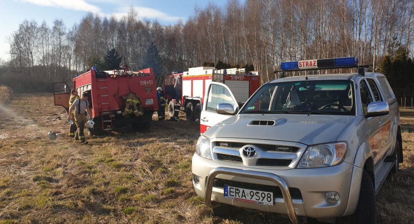 Pożar suchych traw przy Starej Drodze. 9 zastępów gasiło płomienie na ośmiu hektarach 