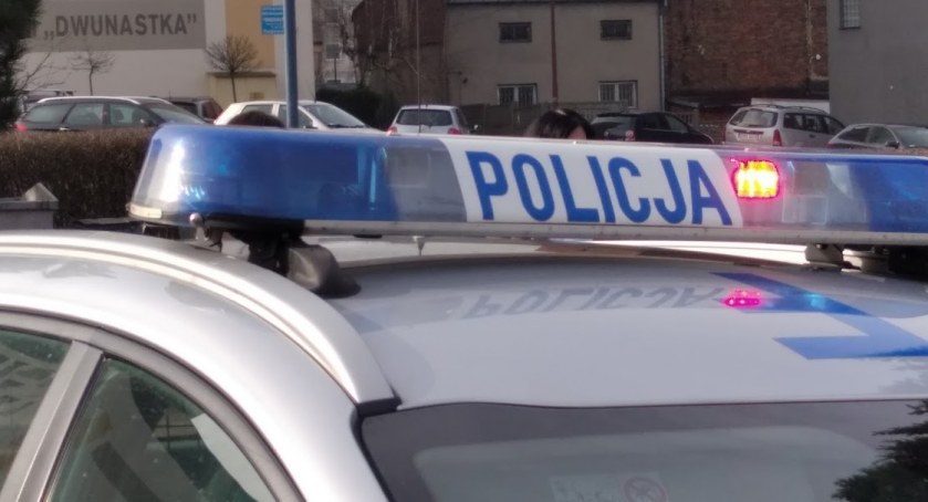 Pijana 60-latka siedziała w rowie. Policjanci odwieźli ją do domu. Kobieta nie była zadowolona