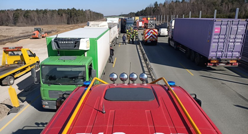 Karambol na A1: zderzenie 5 ciężarówek i 2 samochodów osobowych w Kamieńsku