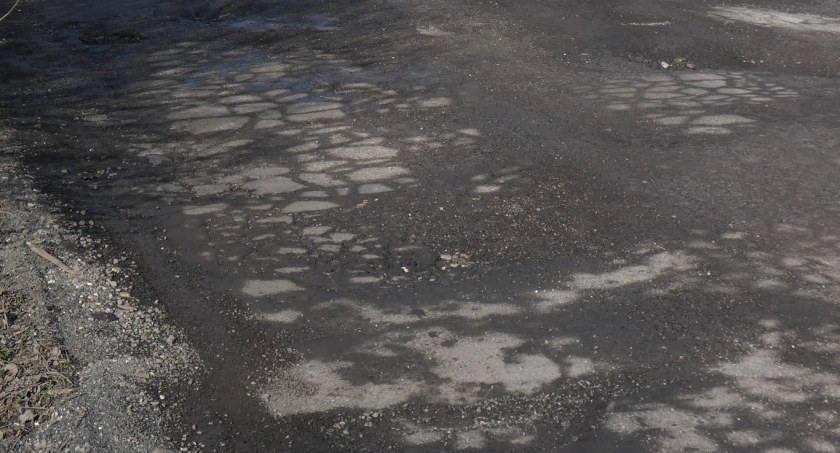 Droga dziurawa, mieszkaniec poprosił, żeby ją naprawić. Kiedy nic się nie zmieniło, napisał skargę