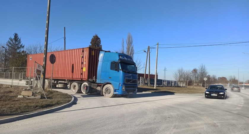 Na Kraszewskiego znów biało, wszędzie pył. - Mamy awarię myjki, mogę tylko przeprosić - mówi kierownik terminala