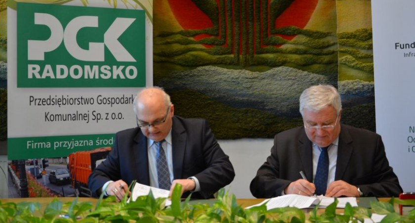 Z szambem do Europy. Jak pani myśli, co do tego rowu trafia? To nie w porządku, ale co im kto zrobi?