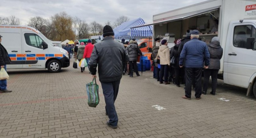 Targowica darmowa dla rolników. - Dlaczego mam płacić? - pyta pani Elżbieta. - Taki jest regulamin - odpowiada wiceprezes TBS-u