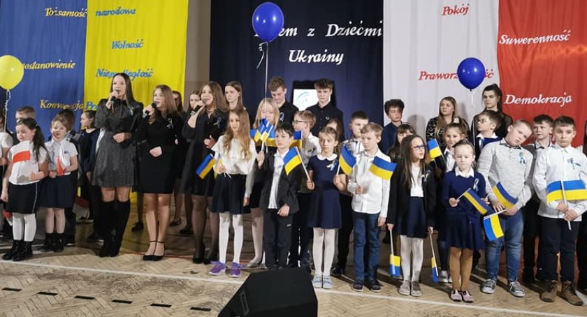 [WIDEO] Dzieci dzieciom: koncert charytatywny w PSP w Gidlach 