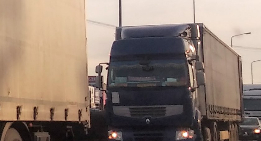 Na Autostradzie Bursztynowej dachował samochód. Pas w kierunku Katowic jest zablokowany