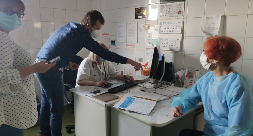 Obowiązkowe szczepienia: przepis jest, ale martwy. Nikt nie zwolni pielęgniarki, bo ich brakuje
