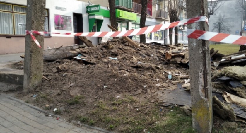 Walka z budą zakończona w płomieniach: Gazeta napisała o śmieciach, ktoś podpalił