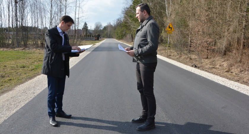 Michał Koski wizytował drogi w gminie Przedbórz. Potem dziękował radnym, którzy pomagają w ich remoncie