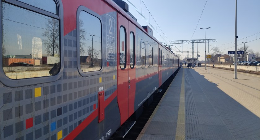 Cyberatak na PKP? Podróżni na dworcu w Radomsku: Czekamy od 7 rano. Opóźnienie to już dwie godziny