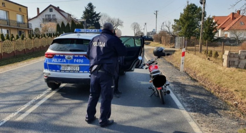 63-letni motorowerzysta jechał zygzakiem. Był kompletnie pijany. Policjanci mówią, że zaczął się sezon