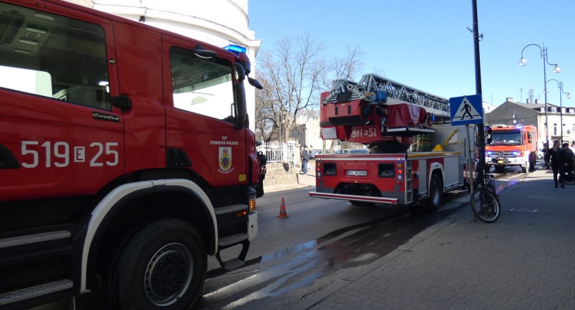 Strażacy dostali wezwanie do pożaru na Przedborską w Radomsku. Przed Farą zgromadzili się mieszkańcy 