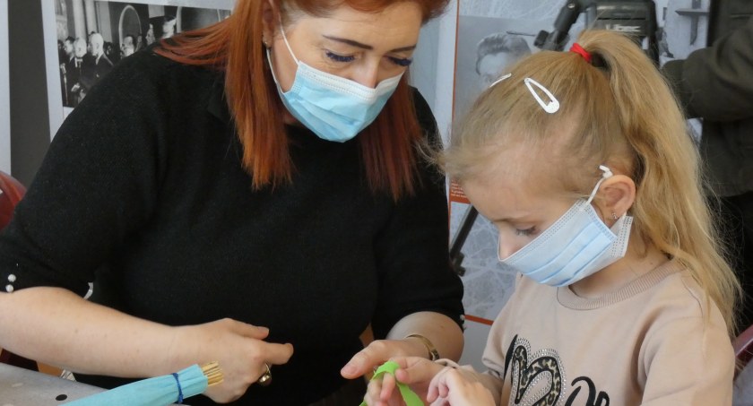 [ZDJĘCIA] Dzieci z radomszczańskich szkół stworzyły kukłę Marzanny. Później ją utopią