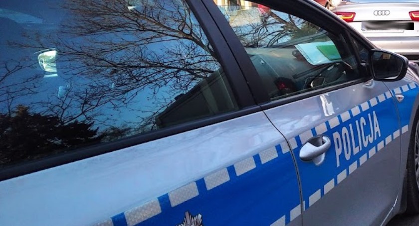 Zataczała się, ale i tak chciała odjechać audi sprzed bloku. Świadkowie wezwali policję, a kobieta uciekła