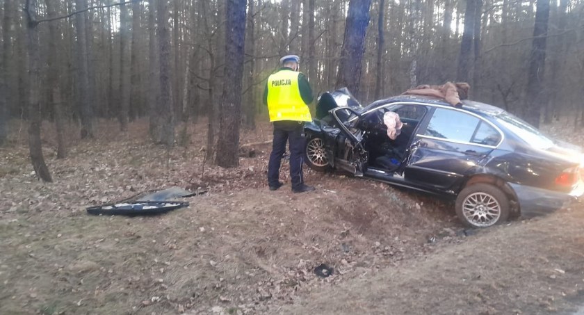 Wypadek w miejscowości Wygwizdów w gm. Przedbórz. BMW uderzyło w drzewo